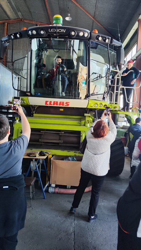 Loodusgiidiga matk isesõitvate ja kõrgtehnoloogiliste põllumajandusmasinate hallis ja karstialal