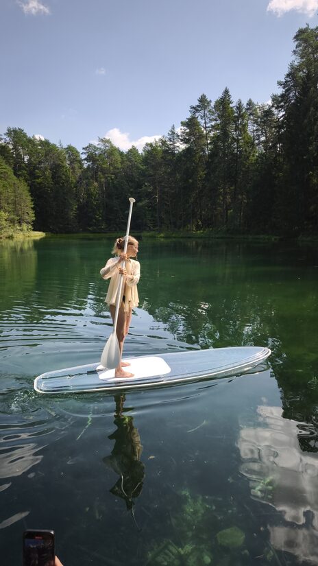 Romantiline valgusretk klaasSUPilauaga öisel Äntu Sinijärvel